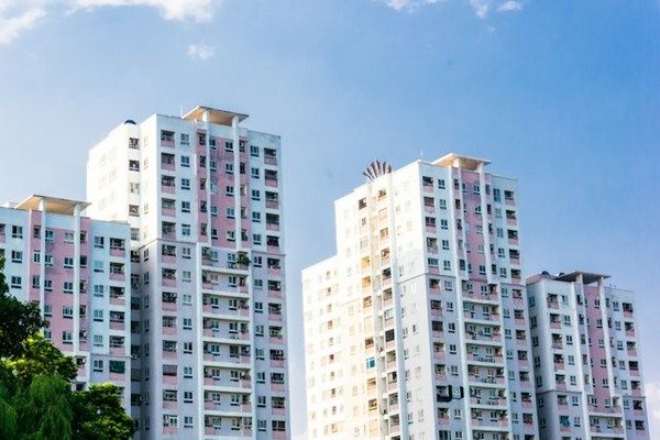 What are the financial models for investing in zero-energy buildings?