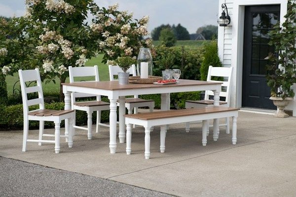 How to design a functional and inviting outdoor dining space for small gatherings?
